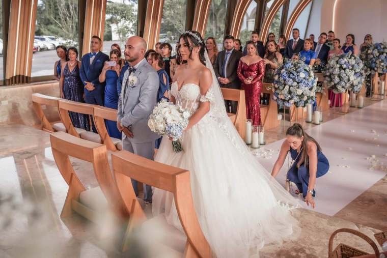 Novios bajo los arcos de ladrillo entre vegetación tropical, boda campestre en el Meta
