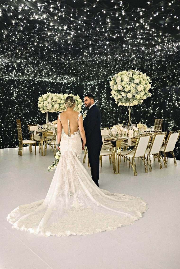 Novios bajo un cielo de miles de luces en una recepción de boda de lujo, boda destino cerca de Bogotá