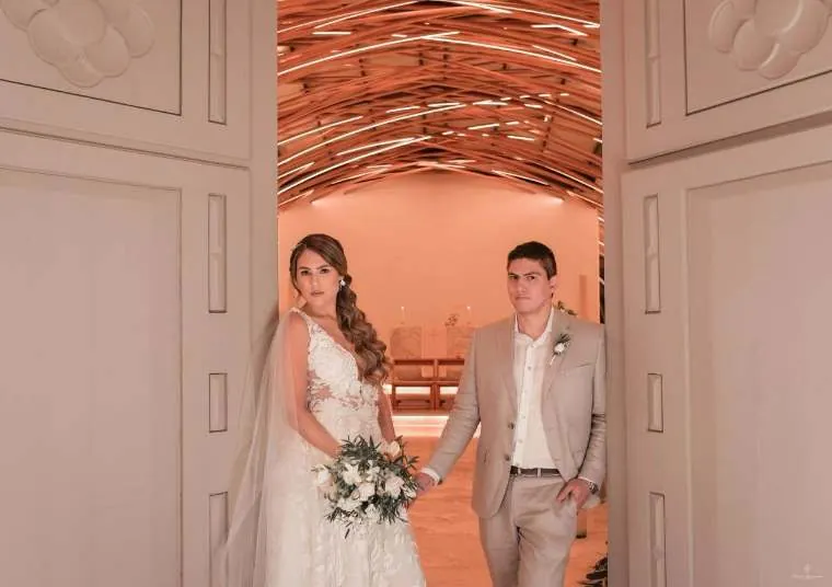 Retrato íntimo de los novios juntando sus rostros, boda destino cerca de Bogotá