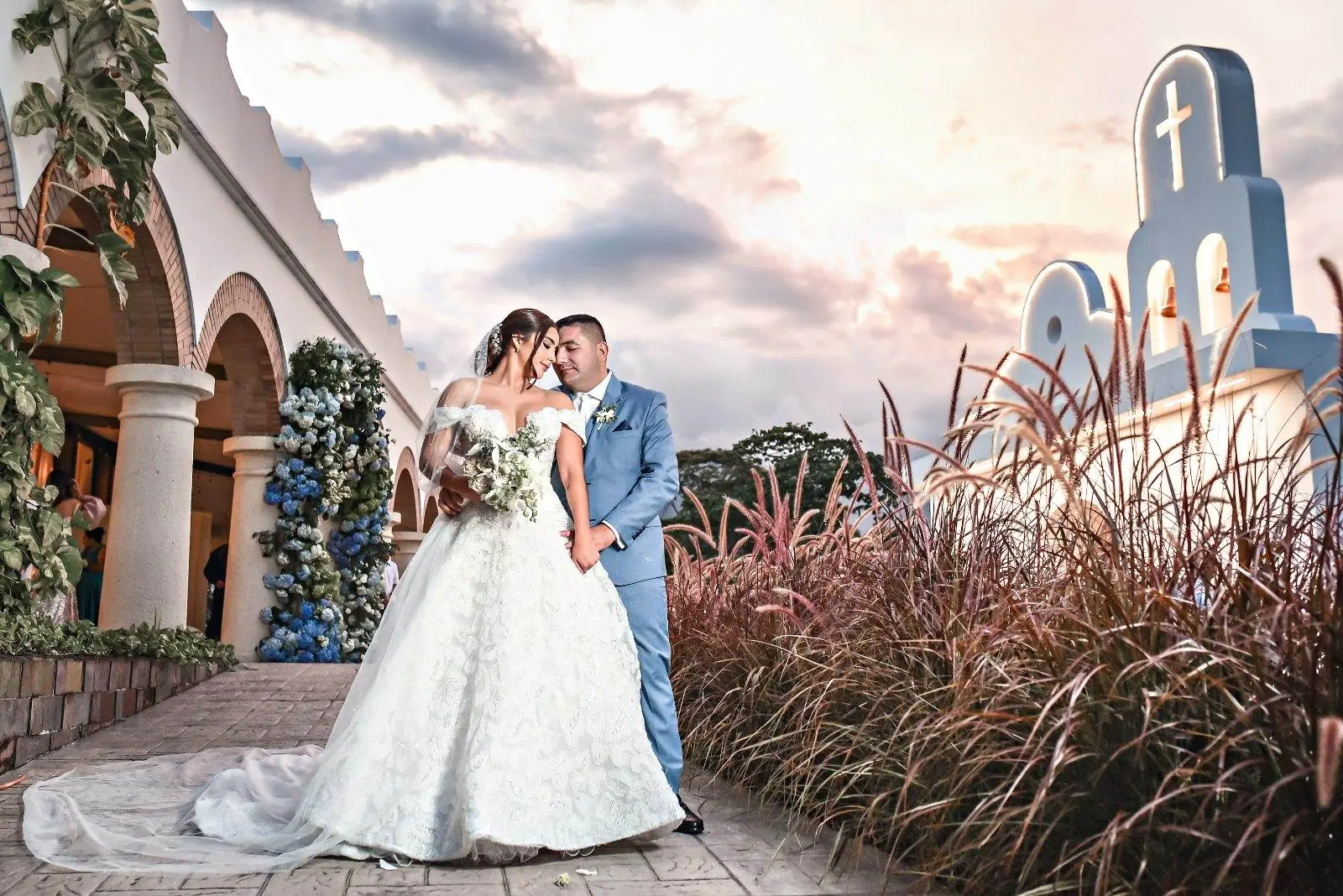 Novios al atardecer frente a la capilla de Hacienda Las Marías, boda destino en Villavicencio organizada por la wedding planner Liliana Céspedes