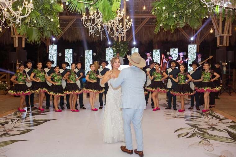 Primer baile de los novios ante un grupo de joropo llanero en la recepción, boda en el Meta
