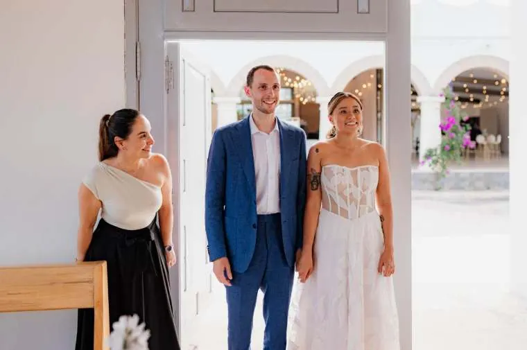 Novia entrando a la recepción nocturna decorada con flores y velas, boda en el Meta