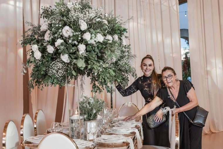 Liliana Céspedes en el montaje de una mesa de boda con un gran centro de rosas, decoración de bodas en Villavicencio