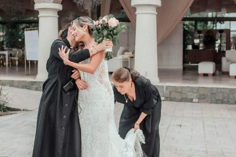 El equipo de wedding planners de Liliana Céspedes frente a los arcos de la hacienda, organización de bodas en Villavicencio