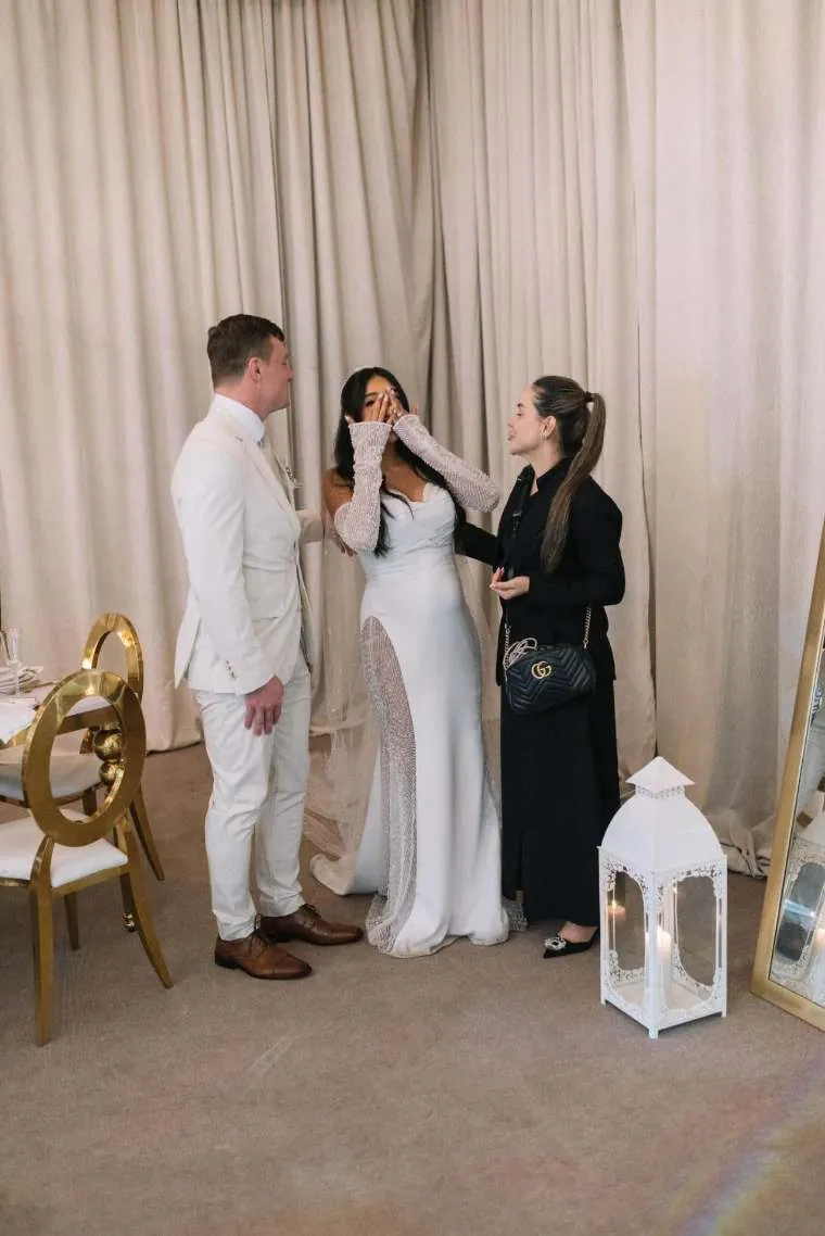 Liliana Céspedes acompañando a los novios en un momento de emoción, wedding planner en Villavicencio
