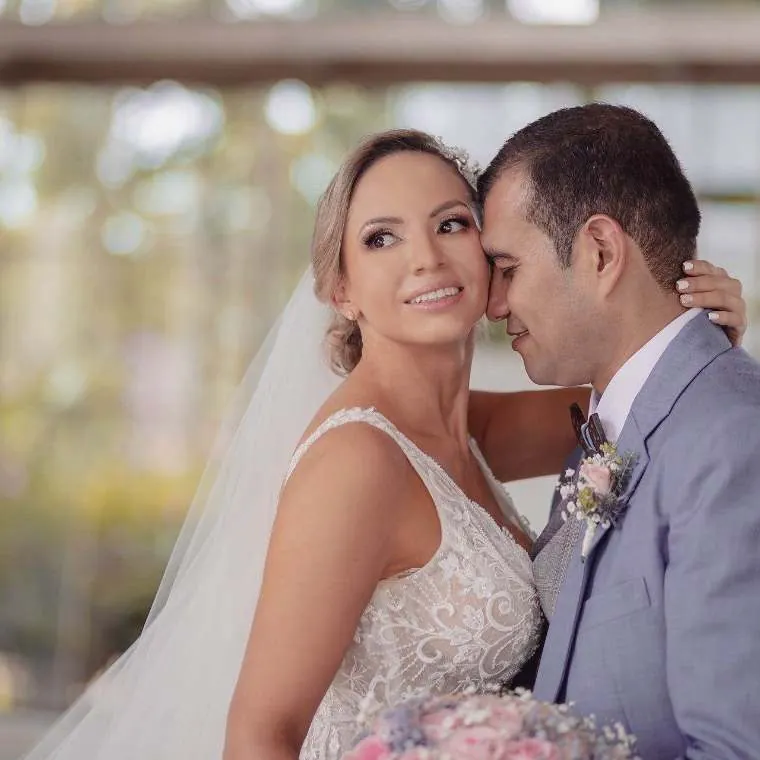 Liliana Céspedes acomodando la cola del vestido de la novia durante la entrada, wedding planner en Villavicencio