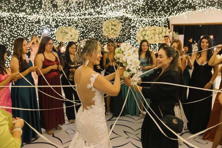 Liliana Céspedes, wedding planner en Villavicencio, entregando el ramo a la novia antes del lanzamiento