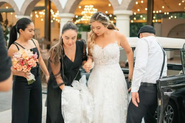 Liliana Céspedes ayudando a la novia a bajar del auto a su llegada a la hacienda, wedding planner en Villavicencio