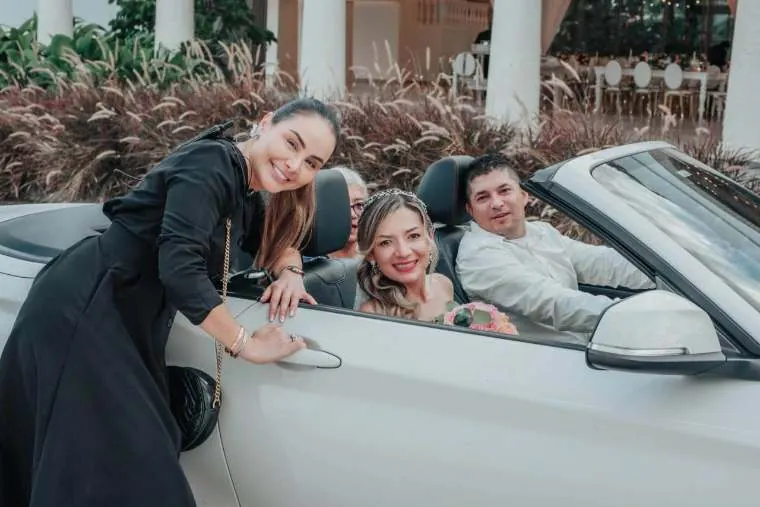 Liliana Céspedes entregando el ramo a la novia mientras se prepara para la boda, wedding planner en Villavicencio